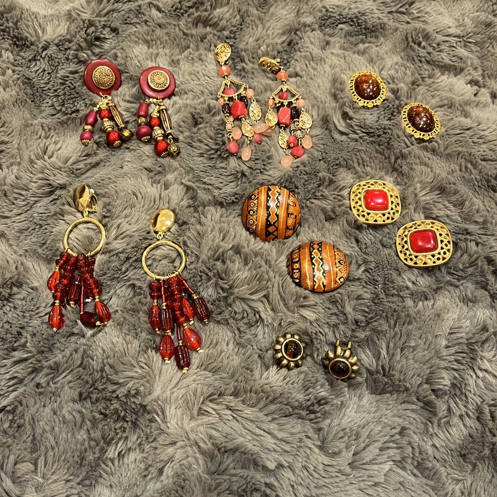 7 pair of fun clip on earrings!